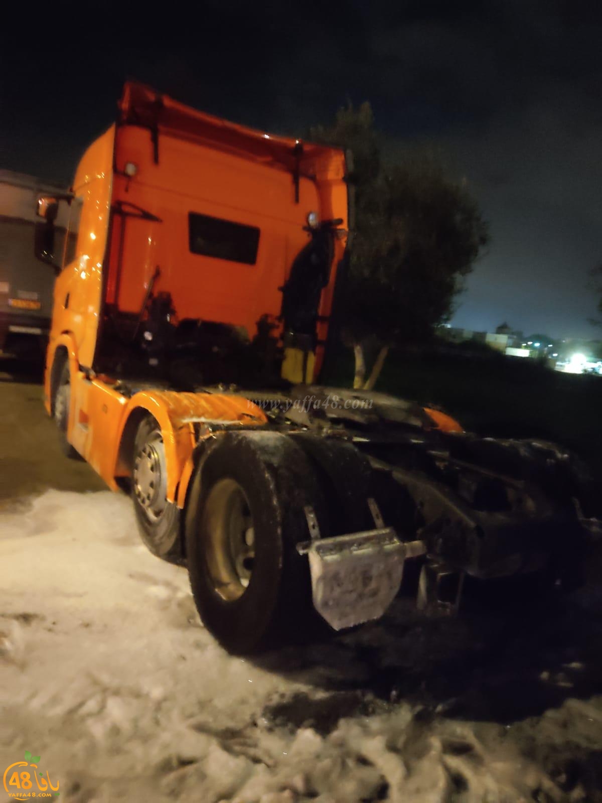فيديو: اندلاع النيران بسيارات وشاحنات في مدينة اللد